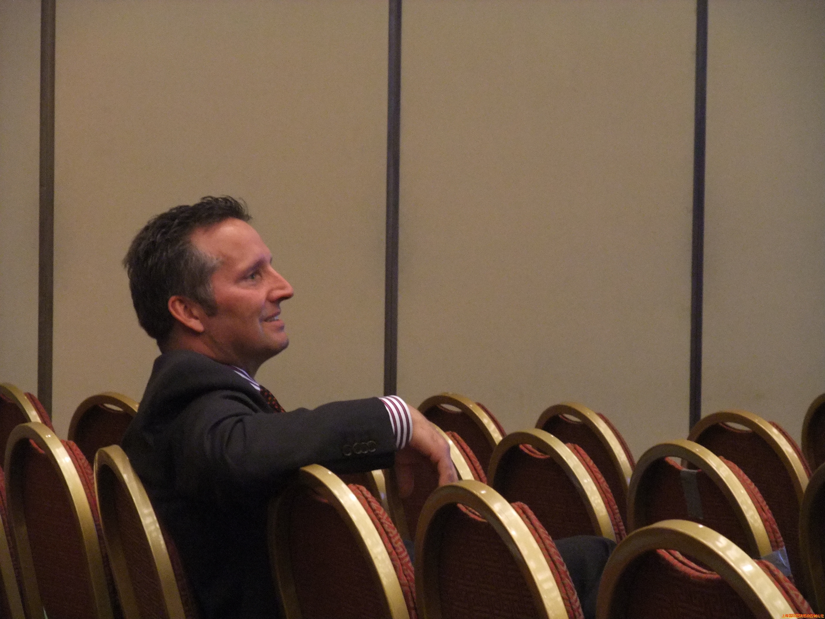 在英文专场中发现一进入状态的老外，后来知道也是一位演讲者，不过神态很专注。